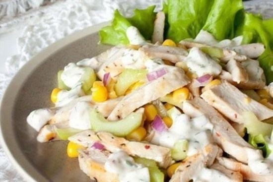 Легкий салат с куриной грудкой и кукурузой