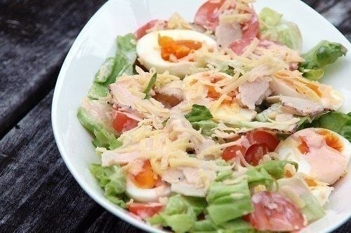 Салат с курицей, яйцом и помидором