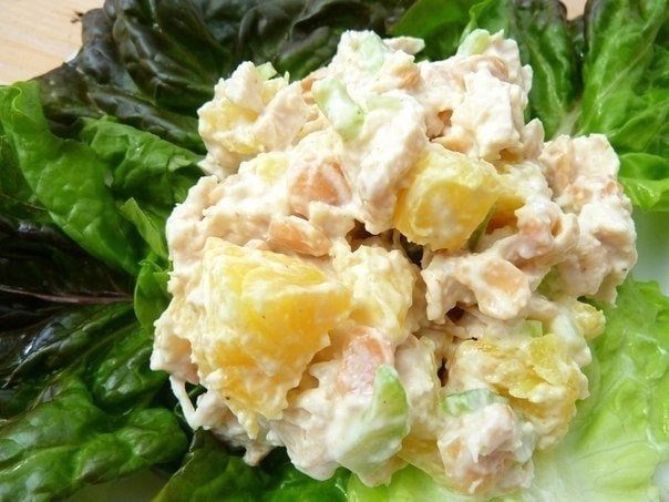 Салат из курицы с ананасами