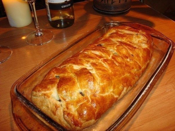 Быстрый мясной пирог с грибами из слоеного теста