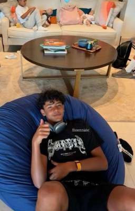 Деньги все решает.-Cris jr