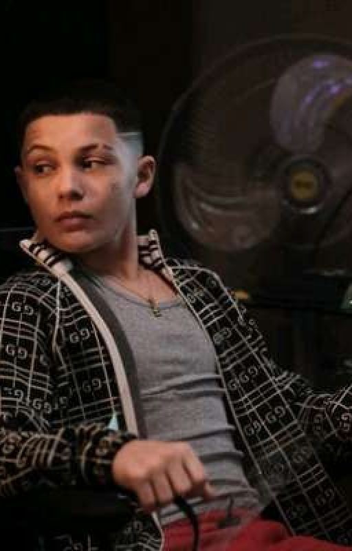 он не отпускает её