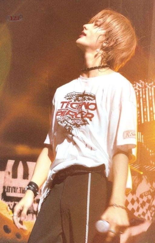 kissing in the moonlight [Hwang Hyunjin]