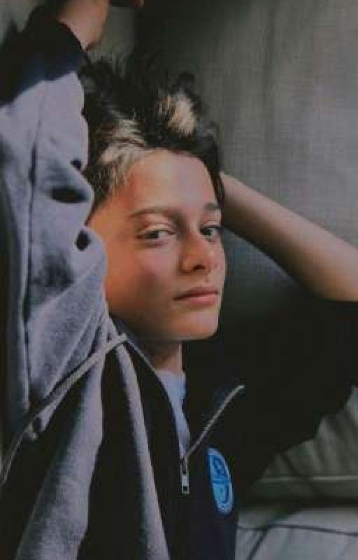 За окном сирени