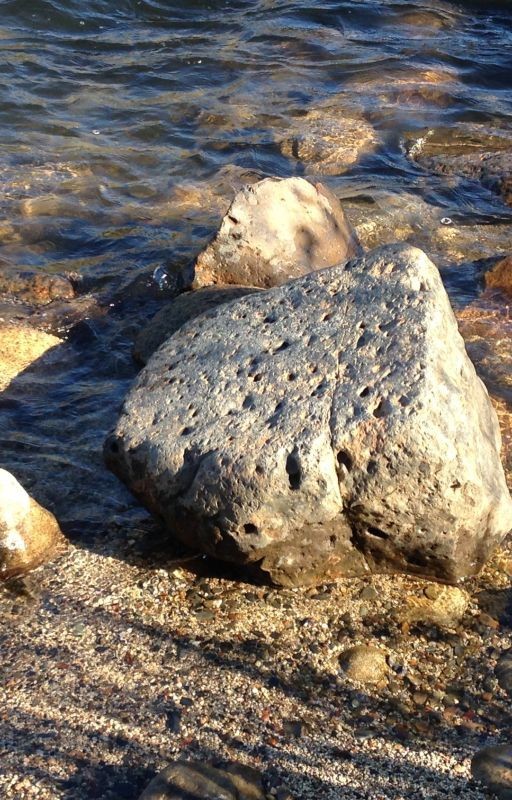 Камень у реки