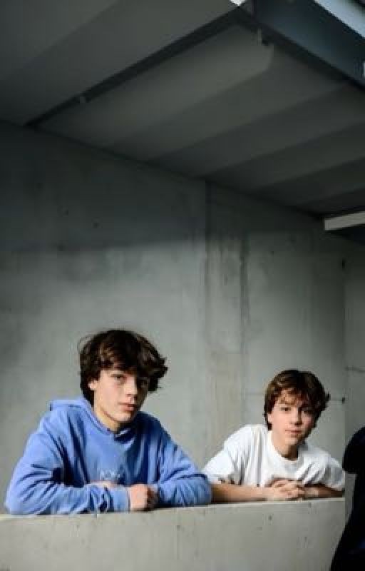 Обломки сломанной картины/Young Hearts