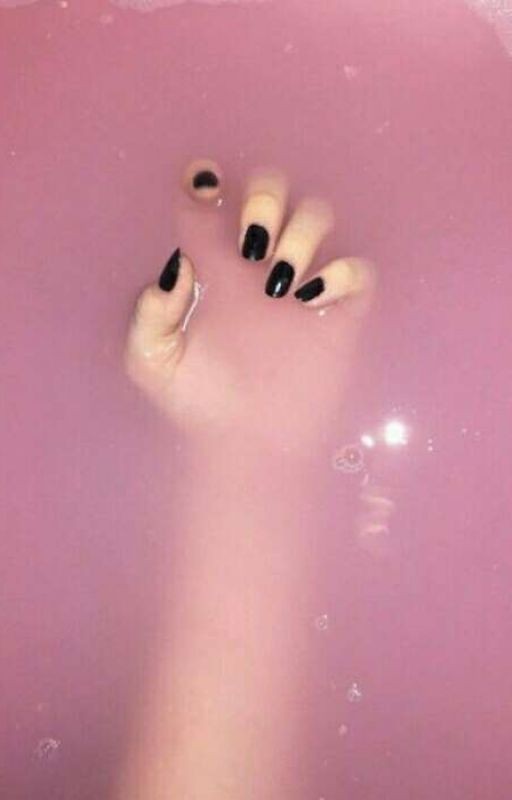 На руках сердечки