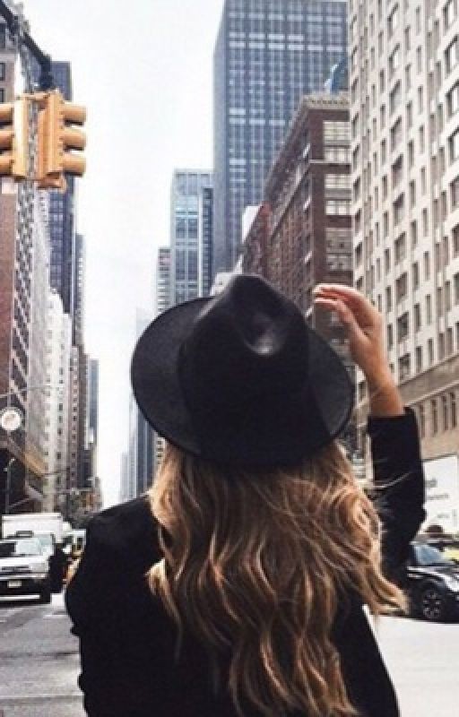 Маленькая девочка в большом городе🏙