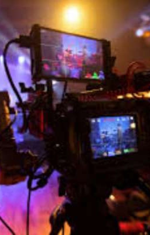 Попала в прошлое, а именно, когда снимали Гарри Поттера и узник Азкабана