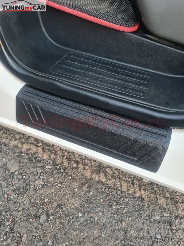 Накладки на внутренние пороги передних дверей (СО СКОТЧЕМ) для Volkswagen Multivan (T5 рестайлинг) 2009-2015, Transporter (T5 рестайлинг) 2009-2015