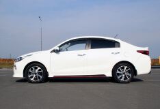 Накладки на пороги Kia Rio 4 стиль Sport Line