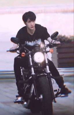 Красавчик мотоциклист 