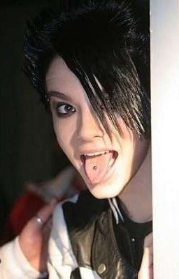 Ты протягивал мне обе руки,когда я не заслуживала не одной .