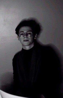 Ещё совсем малая, зачем тебе сигарета?!