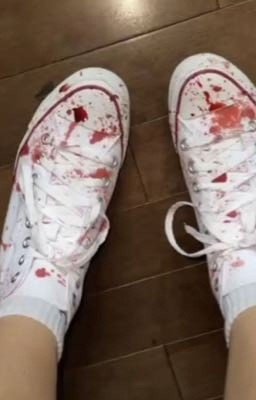 Вытирая с конверсов кровь 