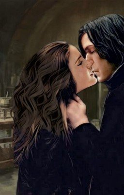 Пышногрудая брюнетка в переулке