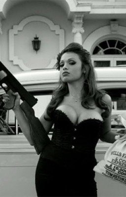 Немка в автомобиле в очках и с ружьём