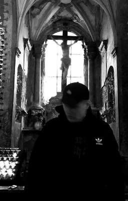 между нами пропасть