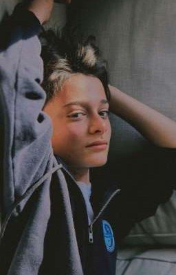 За окном сирени...