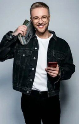 Первая-верная любовь девушки.