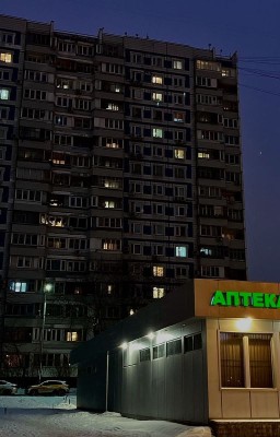 Ночь. Двор. Сырая погода.