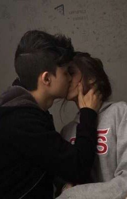 Высокий мужчина в чёрных очках