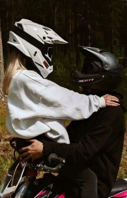 Левый чел на мотоцикле