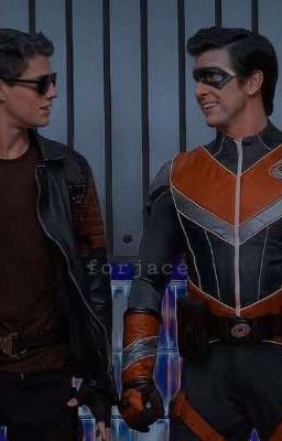 - Генри , беги  - Если только в твои объятья  