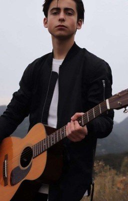 Вишнёвая помада на её губах 