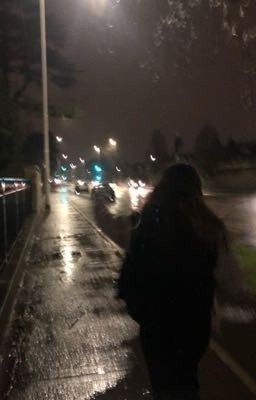 Девушка в ночном городе