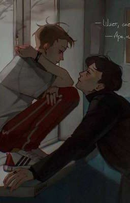 Сосед в забавных носках 