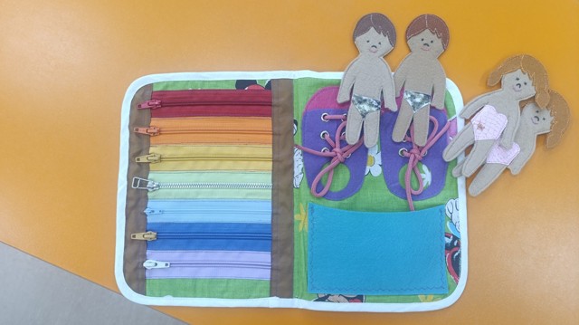 Развивающа игра на развитие мелкой моторики - "Одеть-обуть"