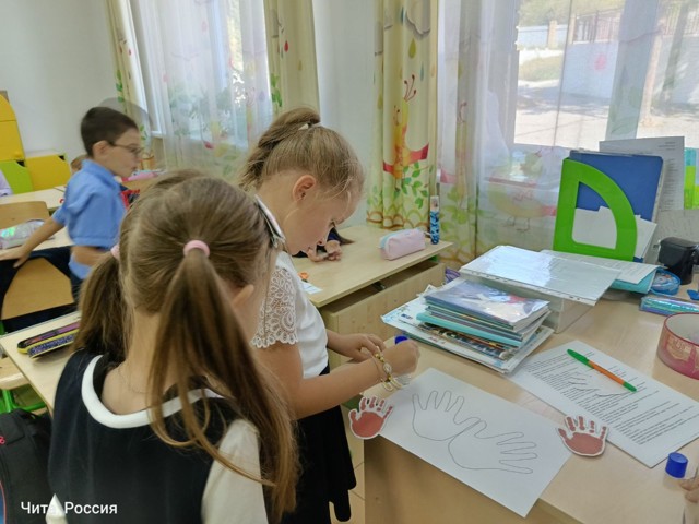 Приклеивание ладошек-друзей на этапе рефлексии