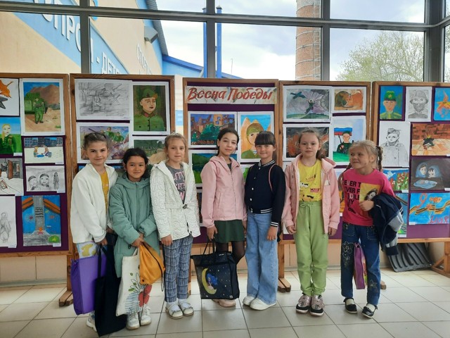 Выставка рисунков "Весна Победы"