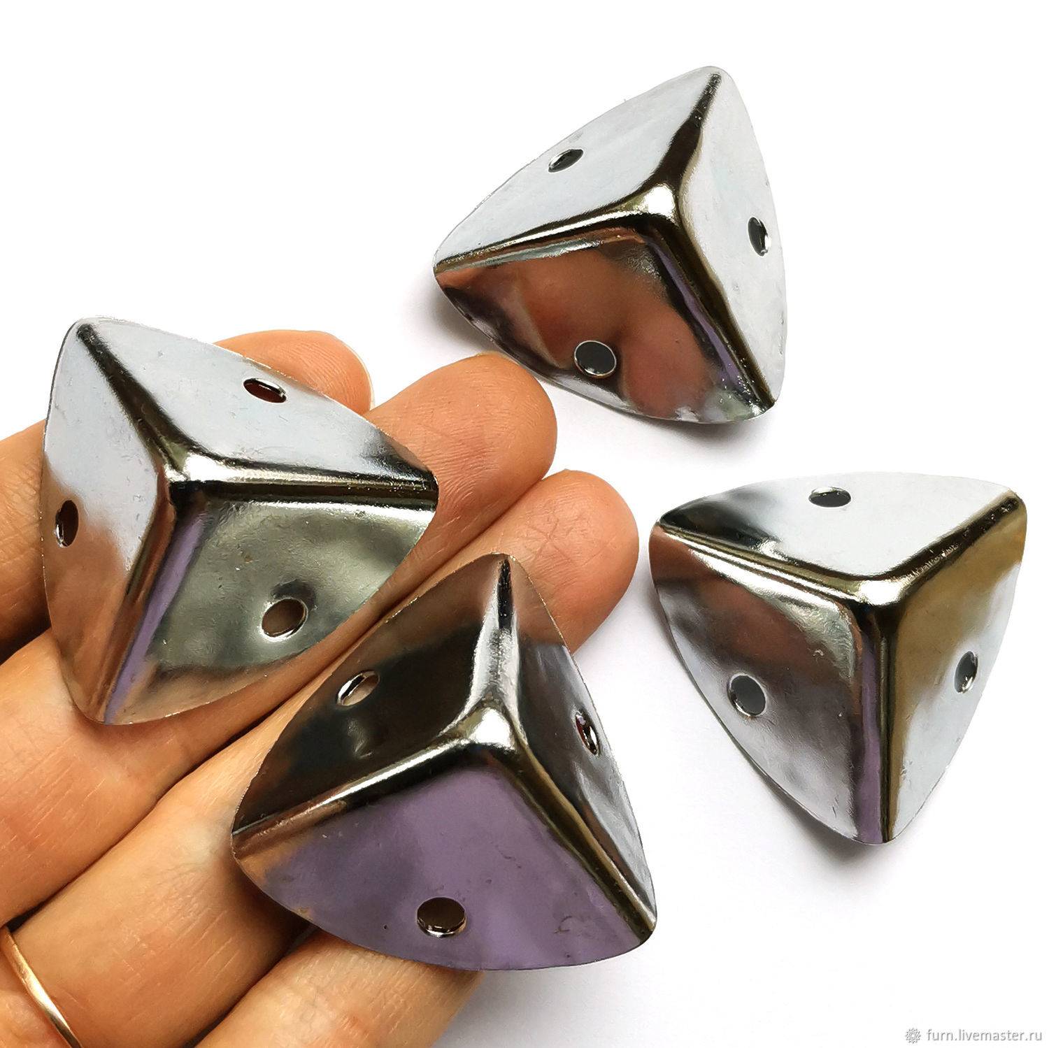 Уголок чемодан Китай 