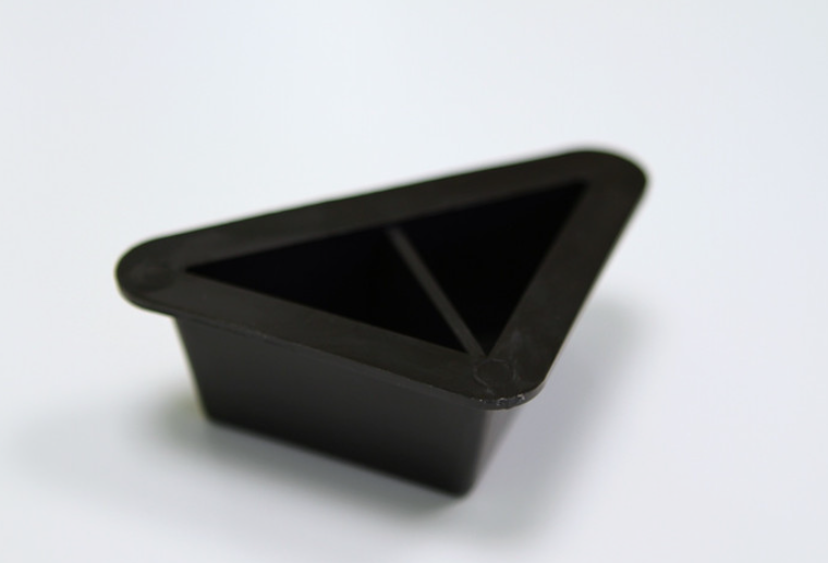 Опора треугольная 35 мм черный 