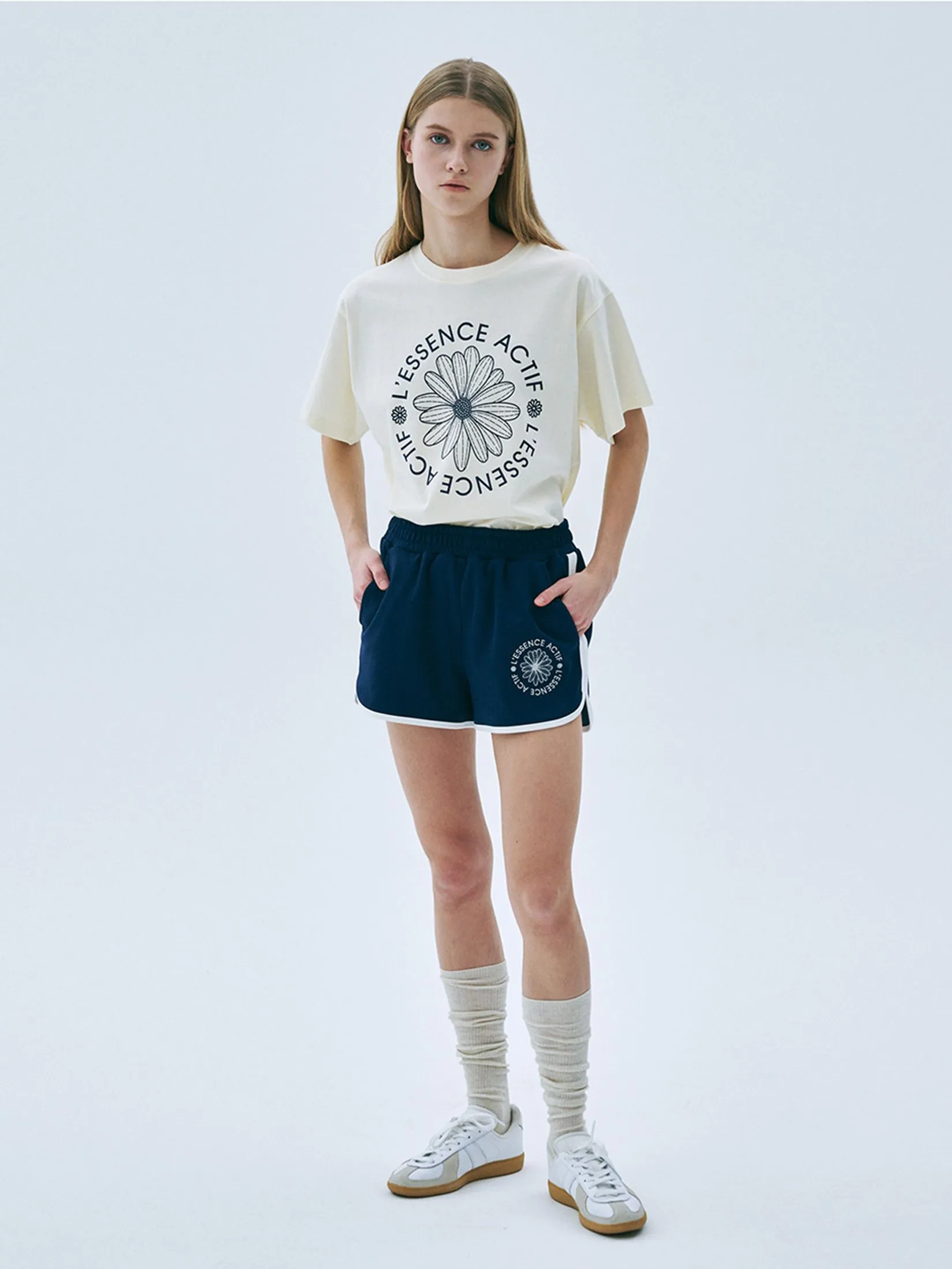 MARDI MERCREDI ACTIF T-Shirt Actif Emblem Cream Navy F MARDI MERCREDI ACTIF T-Shirt Actif Emblem Cream Navy F