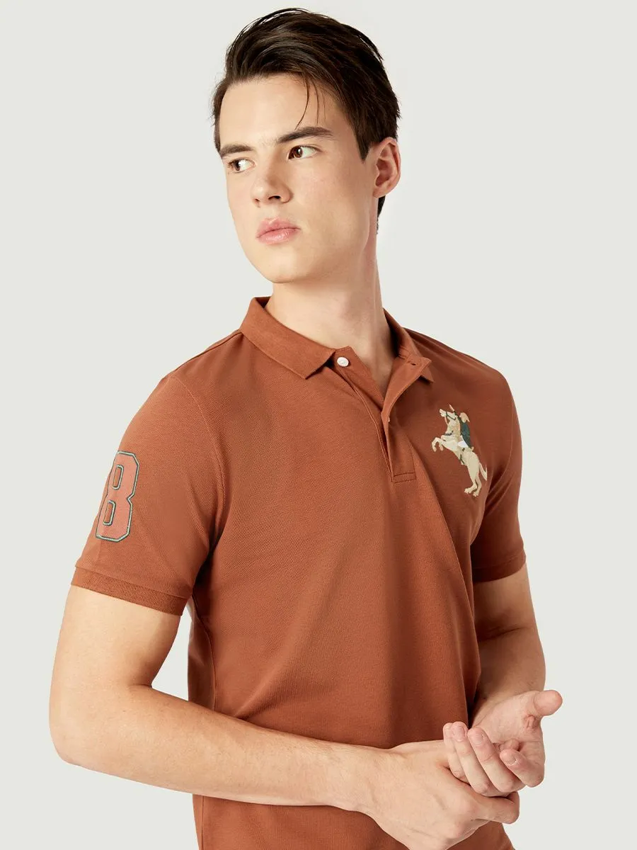 GIORDANO Men's Pique Slim Fit Embroidery Napoleon Polo Coconut Shell Brown GIORDANO Men's Pique Slim Fit Embroidery Napoleon Polo Coconut Shell Brown