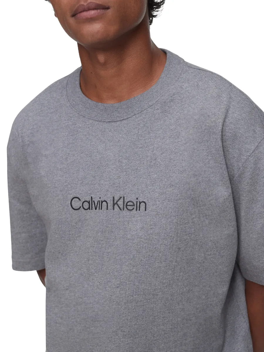 CALVIN KLEIN Men s Relaxed Fit Standard Logo Crewnk Tee Grey CALVIN KLEIN Men s Relaxed Fit Standard Logo Crewnk Tee Grey