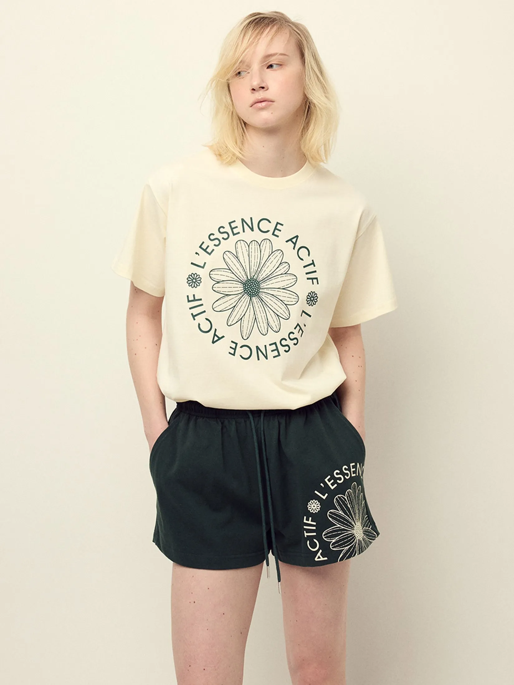 MARDI MERCREDI ACTIF T-Shirt Actif Emblem Cream Deep Green F MARDI MERCREDI ACTIF T-Shirt Actif Emblem Cream Deep Green F