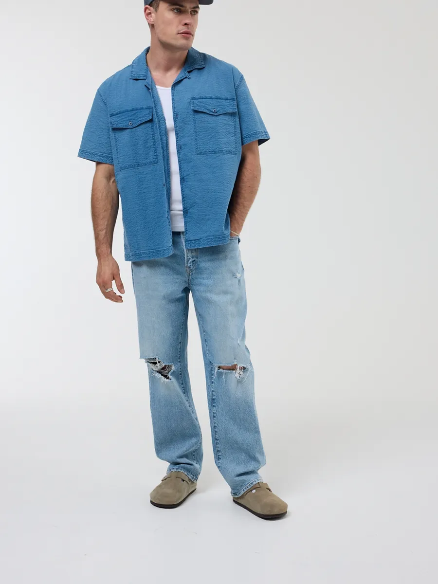 American Eagle MEN SS OVERSIZED 2 PKT CAMP COLLAR INDIGO SEERSUCKER SHIRT 414 BLUE STREET American Eagle MEN SS OVERSIZED 2 PKT CAMP COLLAR INDIGO SEERSUCKER SHIRT 414 BLUE STREET