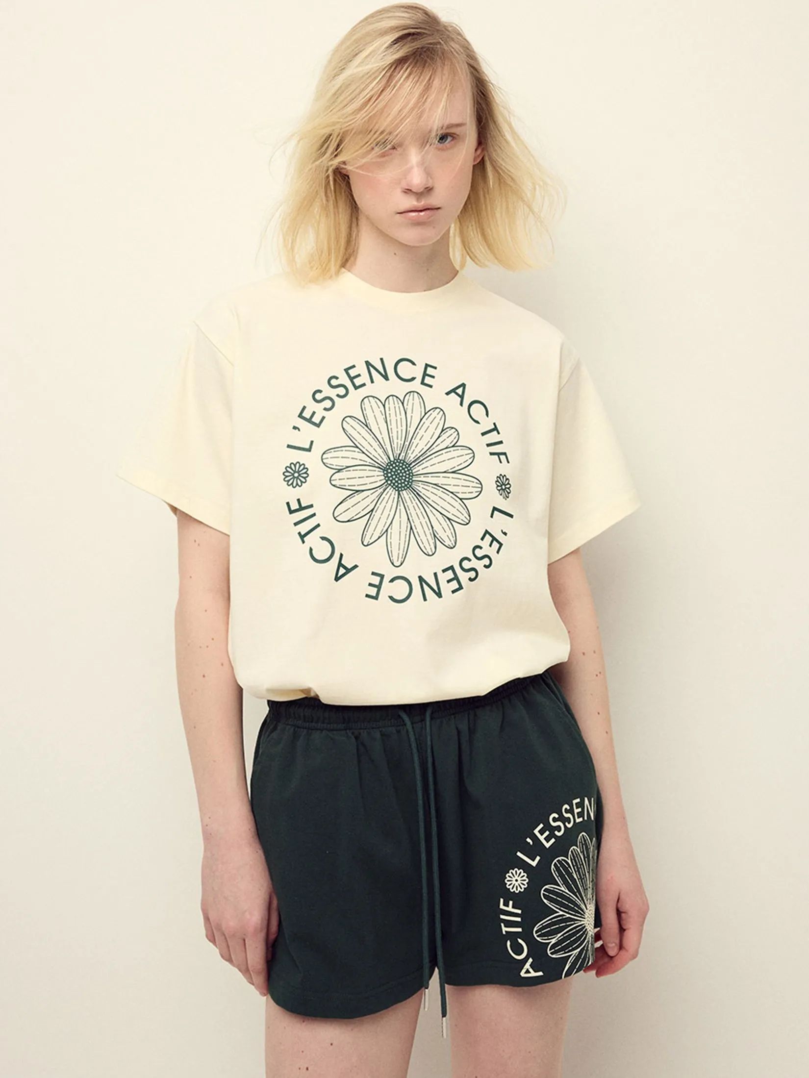 MARDI MERCREDI ACTIF Cotton Shorts Actif Emblem Olive Cream F MARDI MERCREDI ACTIF Cotton Shorts Actif Emblem Olive Cream F