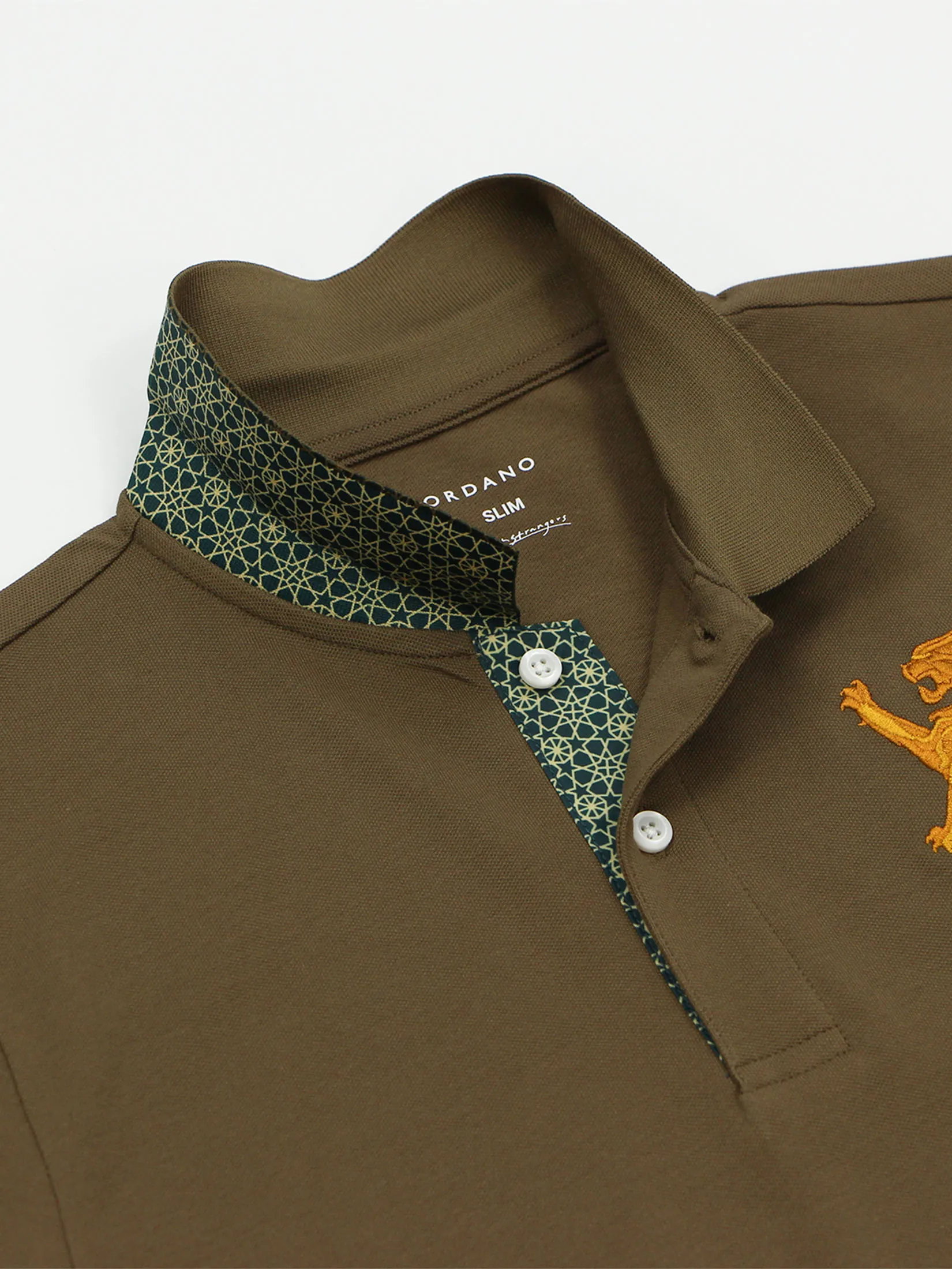 GIORDANO Men s Slim Embroidery Bold Polo (3D Lion) Brown Olive GIORDANO Men s Slim Embroidery Bold Polo (3D Lion) Brown Olive