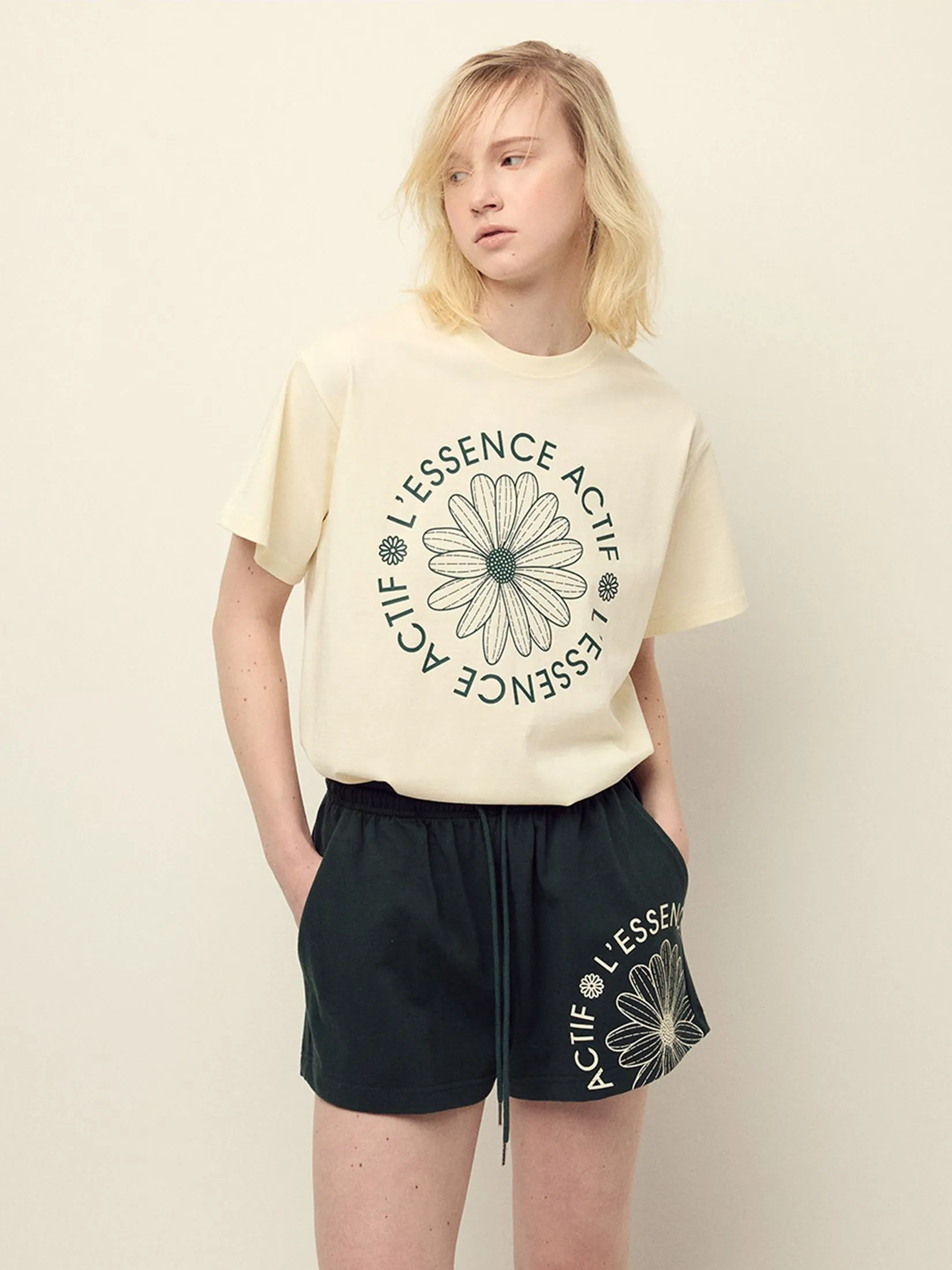 MARDI MERCREDI ACTIF Cotton Shorts Actif Emblem Olive Cream F MARDI MERCREDI ACTIF Cotton Shorts Actif Emblem Olive Cream F