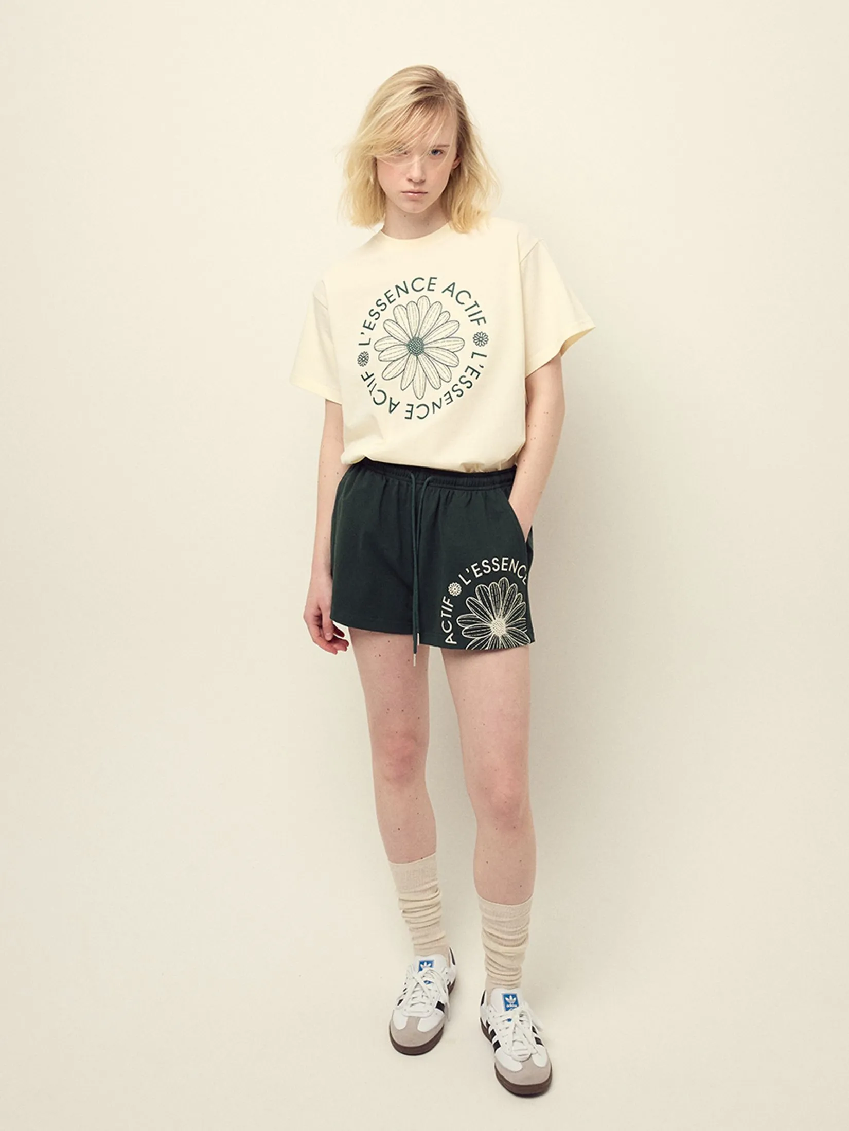 MARDI MERCREDI ACTIF T-Shirt Actif Emblem Cream Deep Green F MARDI MERCREDI ACTIF T-Shirt Actif Emblem Cream Deep Green F