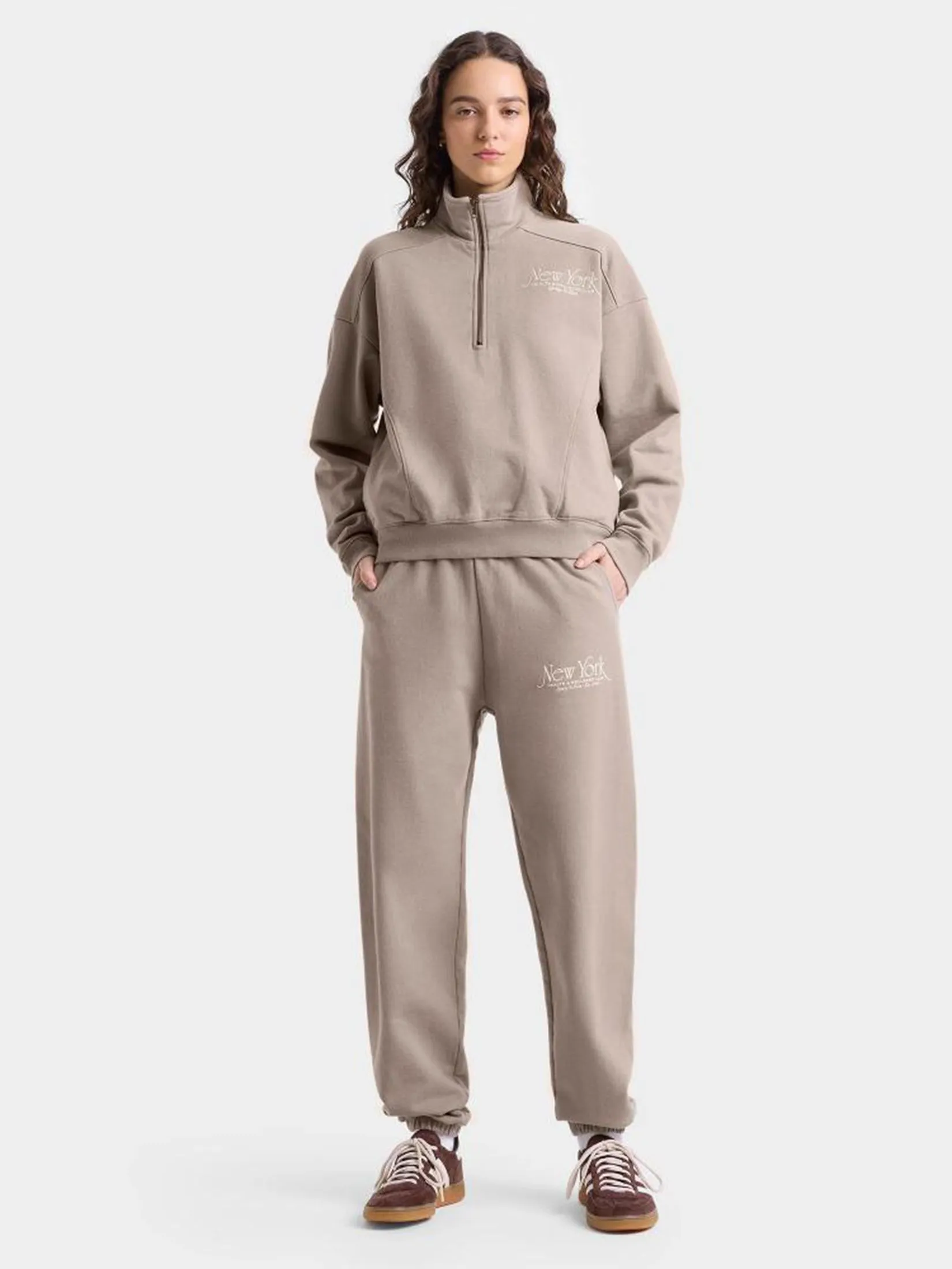 SPORTY & RICH Unisex Sweatpants NY 96 Elephant/White SPORTY & RICH Unisex Sweatpants NY 96 Elephant/White