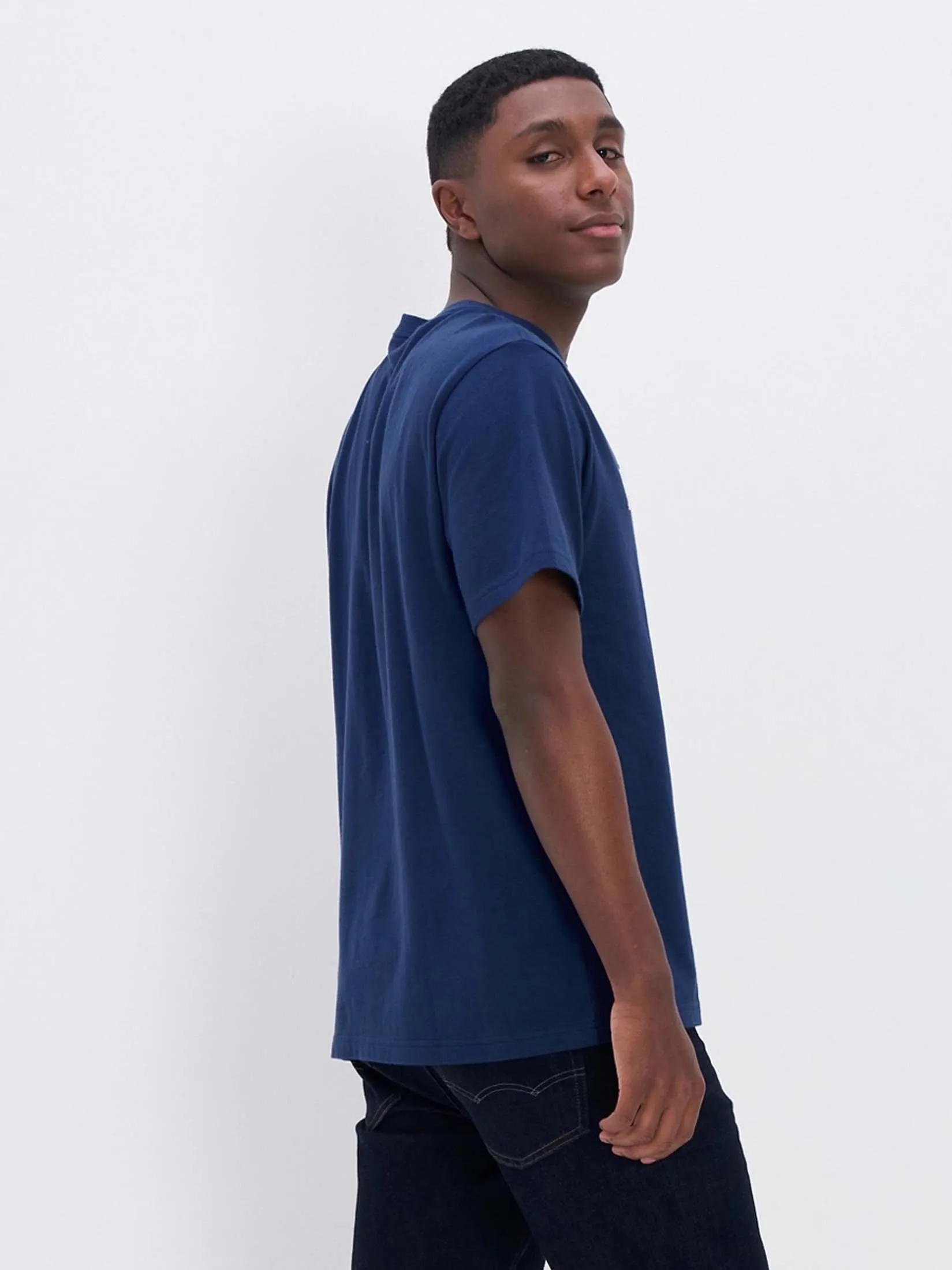 American Eagle MEN G ELEV INTL SS SET IN TEE- PC DYE + SERIOUSLY SOFT 410 NAVY American Eagle MEN G ELEV INTL SS SET IN TEE- PC DYE + SERIOUSLY SOFT 410 NAVY