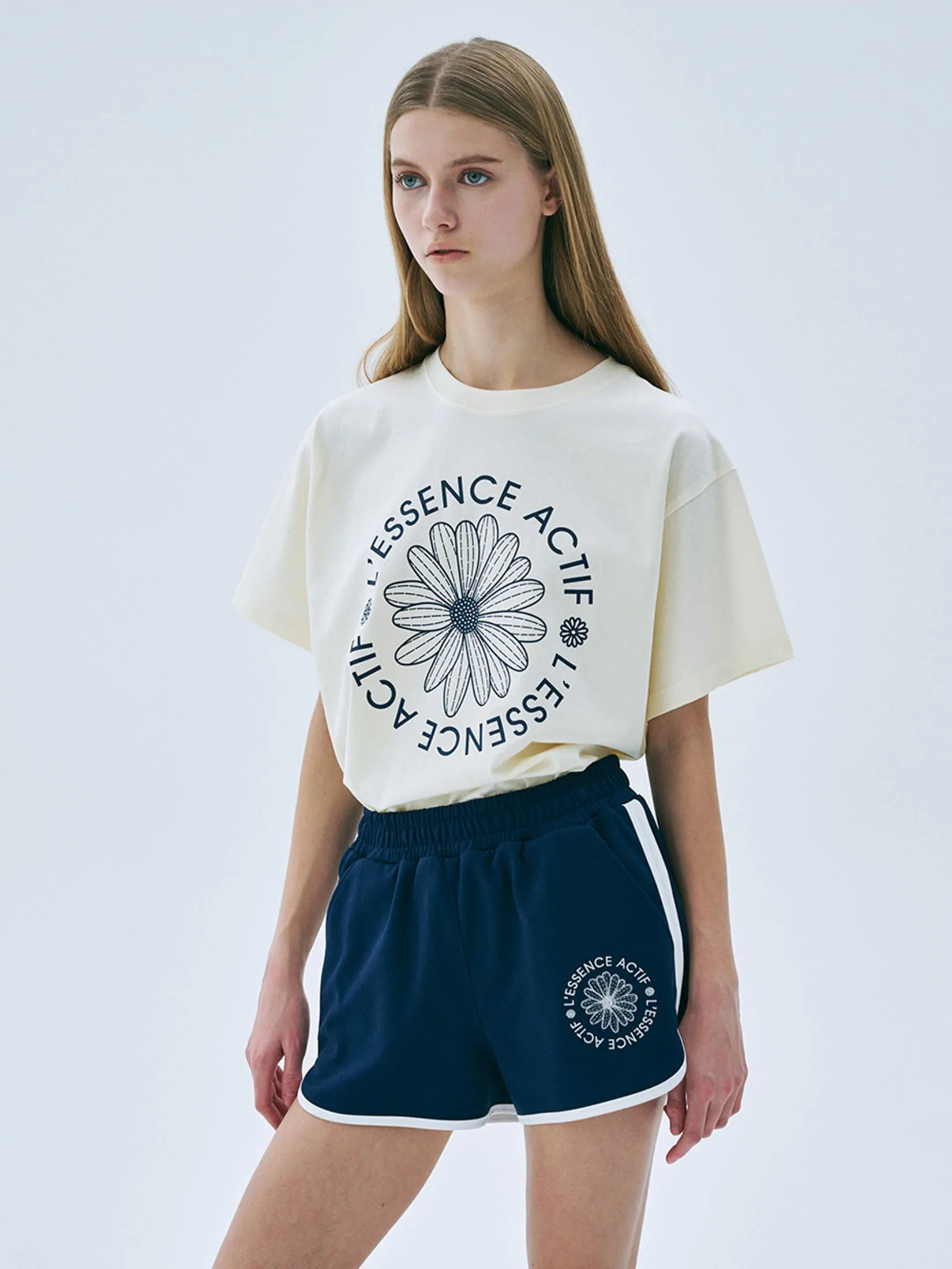 MARDI MERCREDI ACTIF T-Shirt Actif Emblem Cream Navy F MARDI MERCREDI ACTIF T-Shirt Actif Emblem Cream Navy F