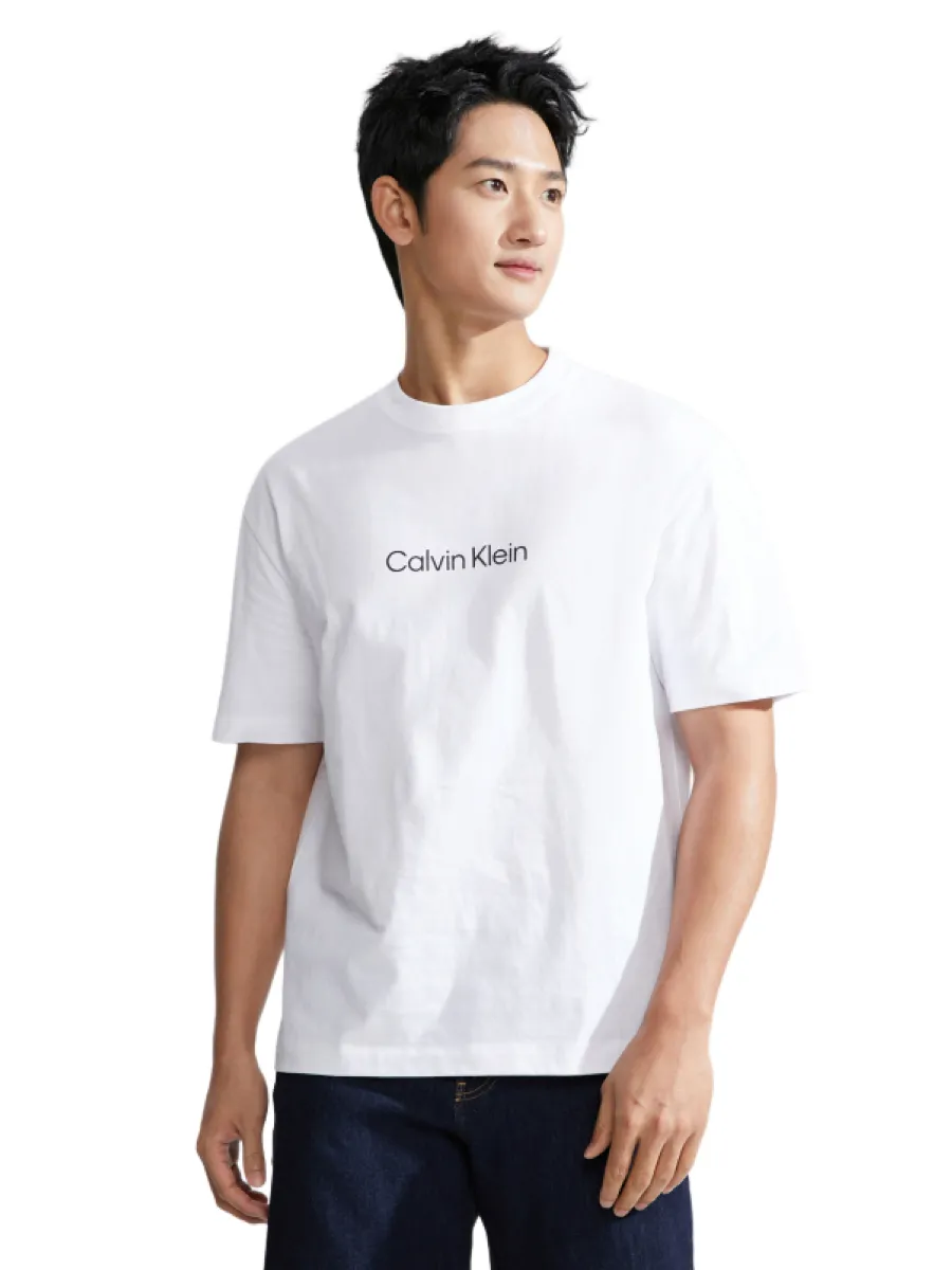 CALVIN KLEIN Men s Relaxed Fit Standard Logo Crewnk Tee White CALVIN KLEIN Men s Relaxed Fit Standard Logo Crewnk Tee White