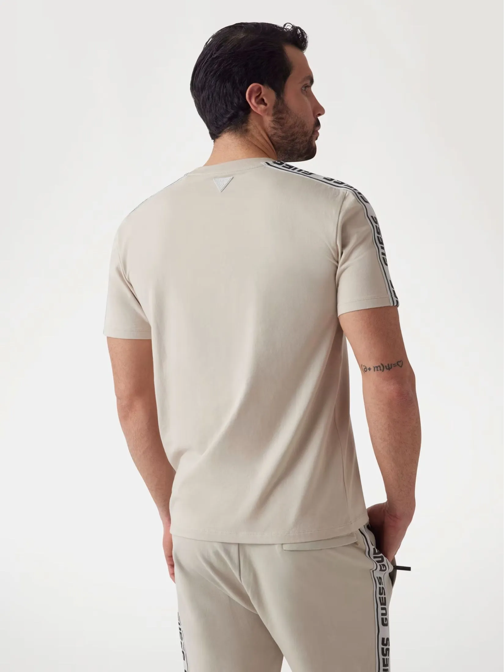 GUESS GUESS MEN  Front Logo Stretch  T-Shirt  Z4GI18J1314  -  Beige GUESS GUESS MEN  Front Logo Stretch  T-Shirt  Z4GI18J1314  -  Beige